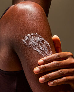Warm Vanilla Sugar Creamy Body Scrub image number null